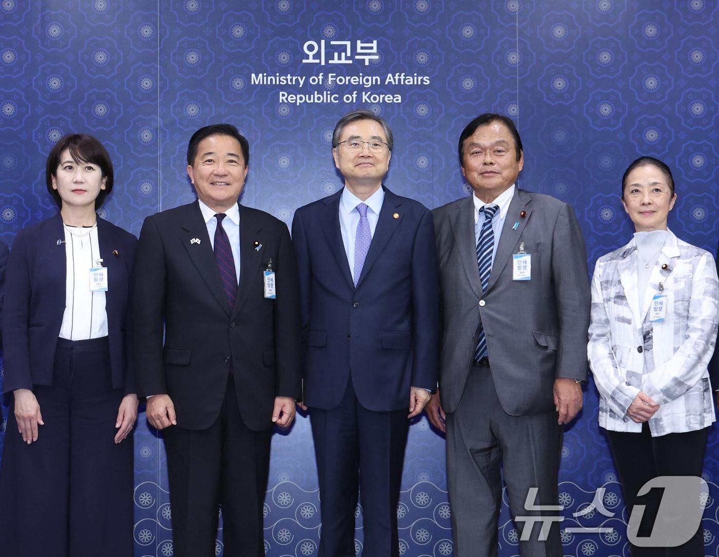 본문 이미지 - 조현(가운데) 외교부 장관과 나가시마 아키히사(왼쪽 두번째) 일한의원연맹 간사장 등 일본 의원단이 26일 오후 서울 종로구 외교부에서 접견하며 기념촬영 하고 있다. (공동취재) 2026.8.26 ⓒ 뉴스1 김명섭 기자