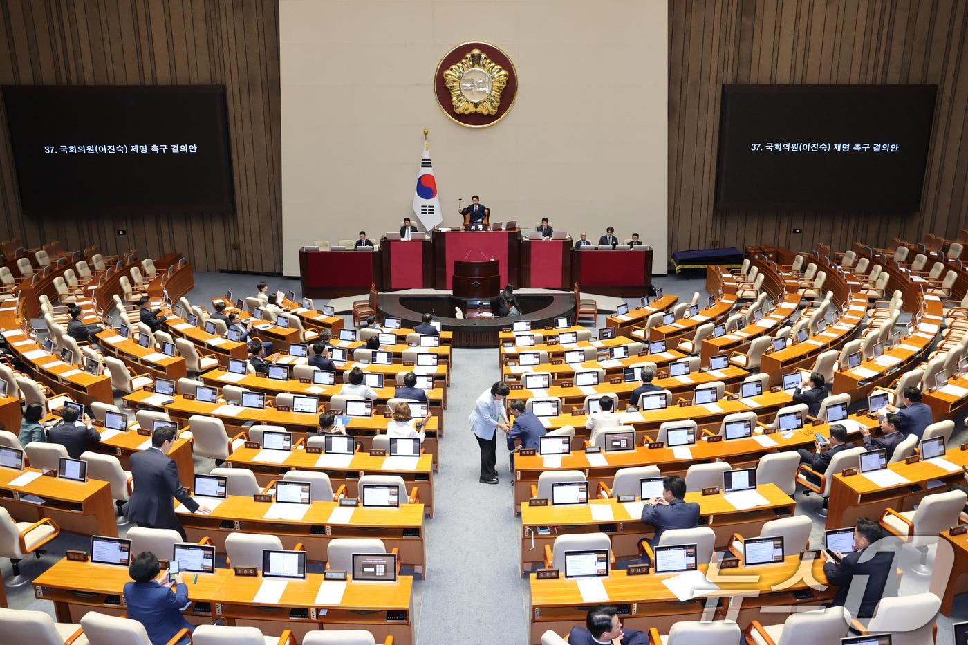 본문 이미지 - 26일 서울 여의도 국회에서 열린 제438회국회(임시회) 제2차 본회의에서 이진숙 국민의힘 의원 제명 촉구 결의안이 가결되고 있다. 2026.8.26 ⓒ 뉴스1 신웅수 기자