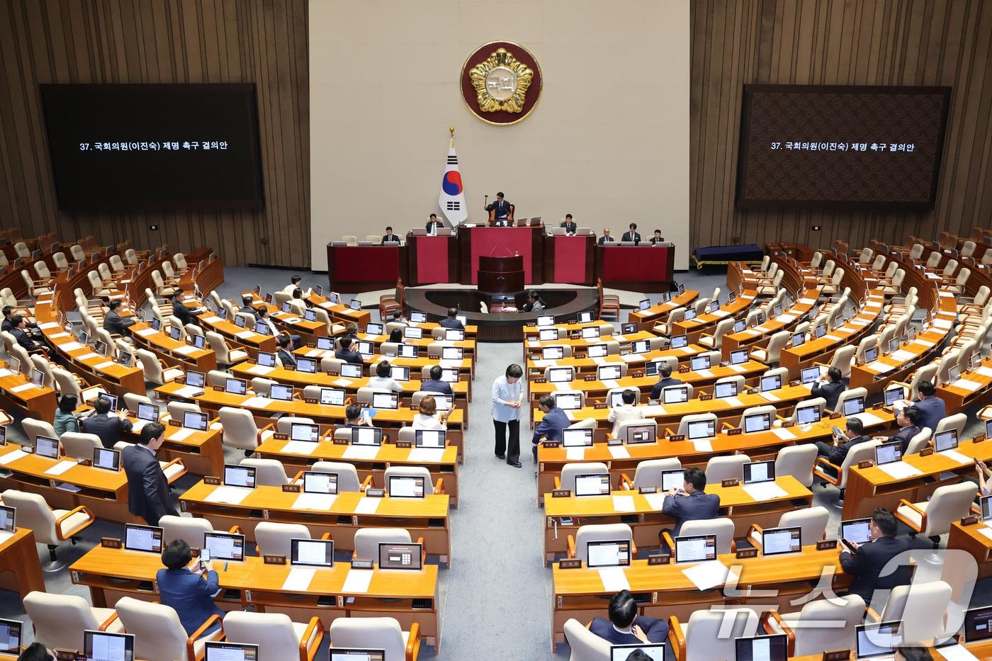 본문 이미지 - 26일 서울 여의도 국회에서 열린 제438회국회(임시회) 제2차 본회의에서 이진숙 국민의힘 의원 제명 촉구 결의안이 가결되고 있다. 2026.8.26 ⓒ 뉴스1 신웅수 기자