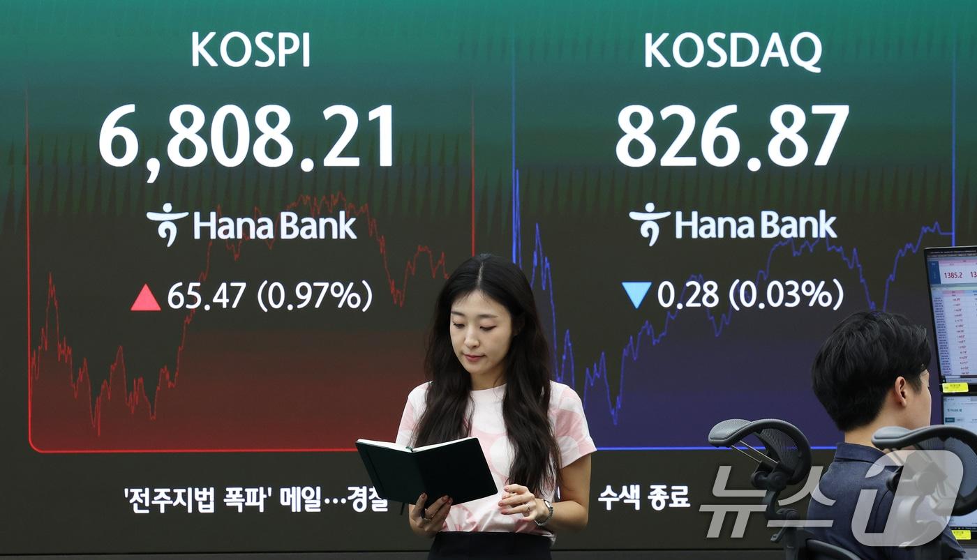 본문 이미지 - 26일 오후 서울 중구 하나은행 본점 딜링룸 전광판에 코스피 등 종가가 표시되고 있다. 2026.8.26 ⓒ 뉴스1 오대일 기자