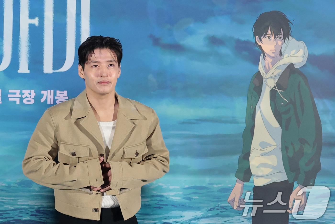 본문 이미지 - 배우 강하늘이 26일 서울 용산구 CGV용산아이파크몰에서 열린 영화 '아가미' 언론시사회에 참석해 인사를 하고 있다. ‘아가미’는 깊은 물속에 던져진 날 아가미가 생겨난 세상에서 유일한 아이 곤과 그의 세계 전부였던 존재들의 이야기를 그린 애니메이션이다. 2026.8.26 ⓒ 뉴스1 권현진 기자
