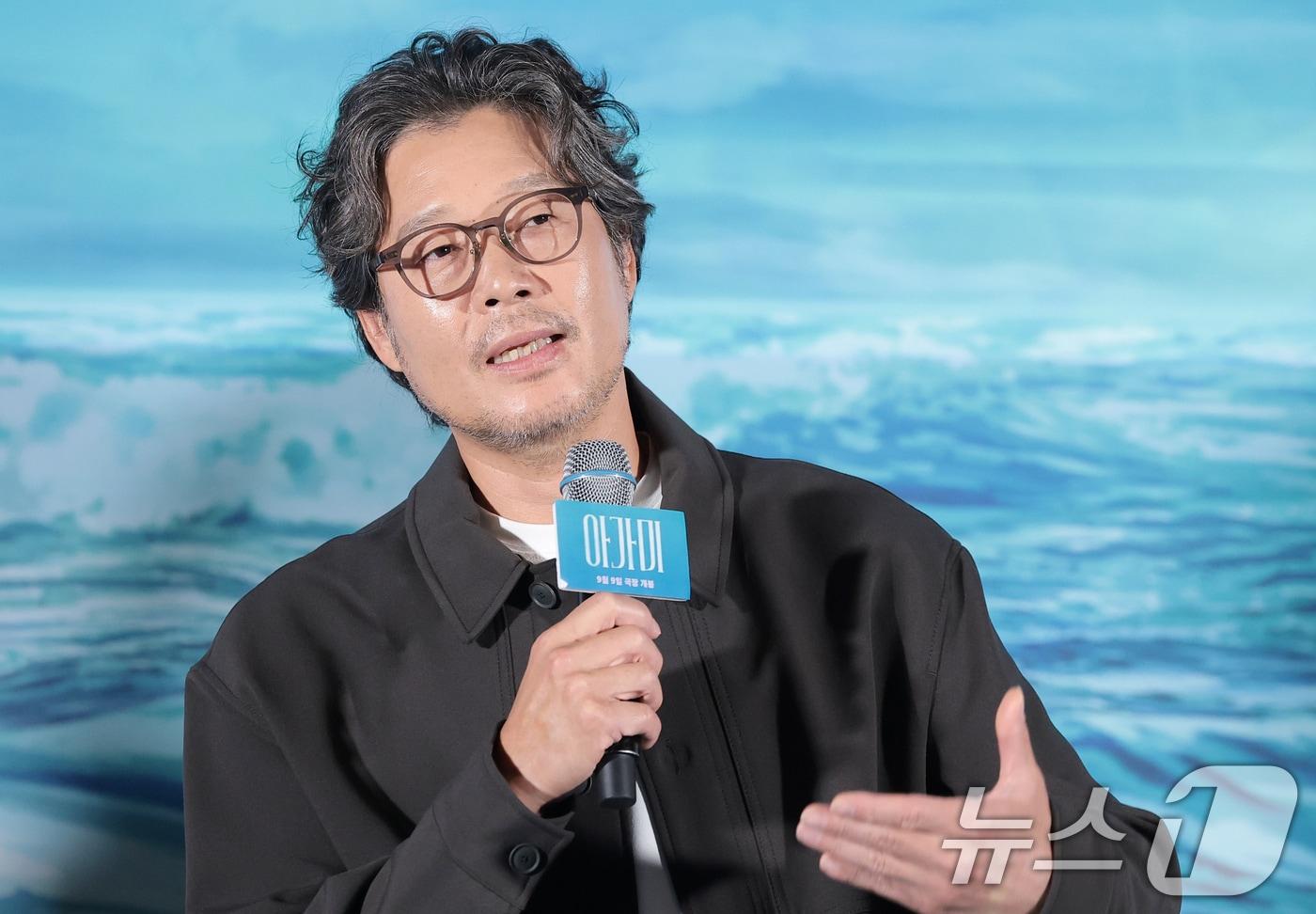 본문 이미지 - 배우 유재명이 26일 서울 용산구 CGV용산아이파크몰에서 열린 영화 '아가미' 언론시사회에 참석해 인사를 하고 있다. ‘아가미’는 깊은 물속에 던져진 날 아가미가 생겨난 세상에서 유일한 아이 곤과 그의 세계 전부였던 존재들의 이야기를 그린 애니메이션이다. 2026.8.26 ⓒ 뉴스1 권현진 기자