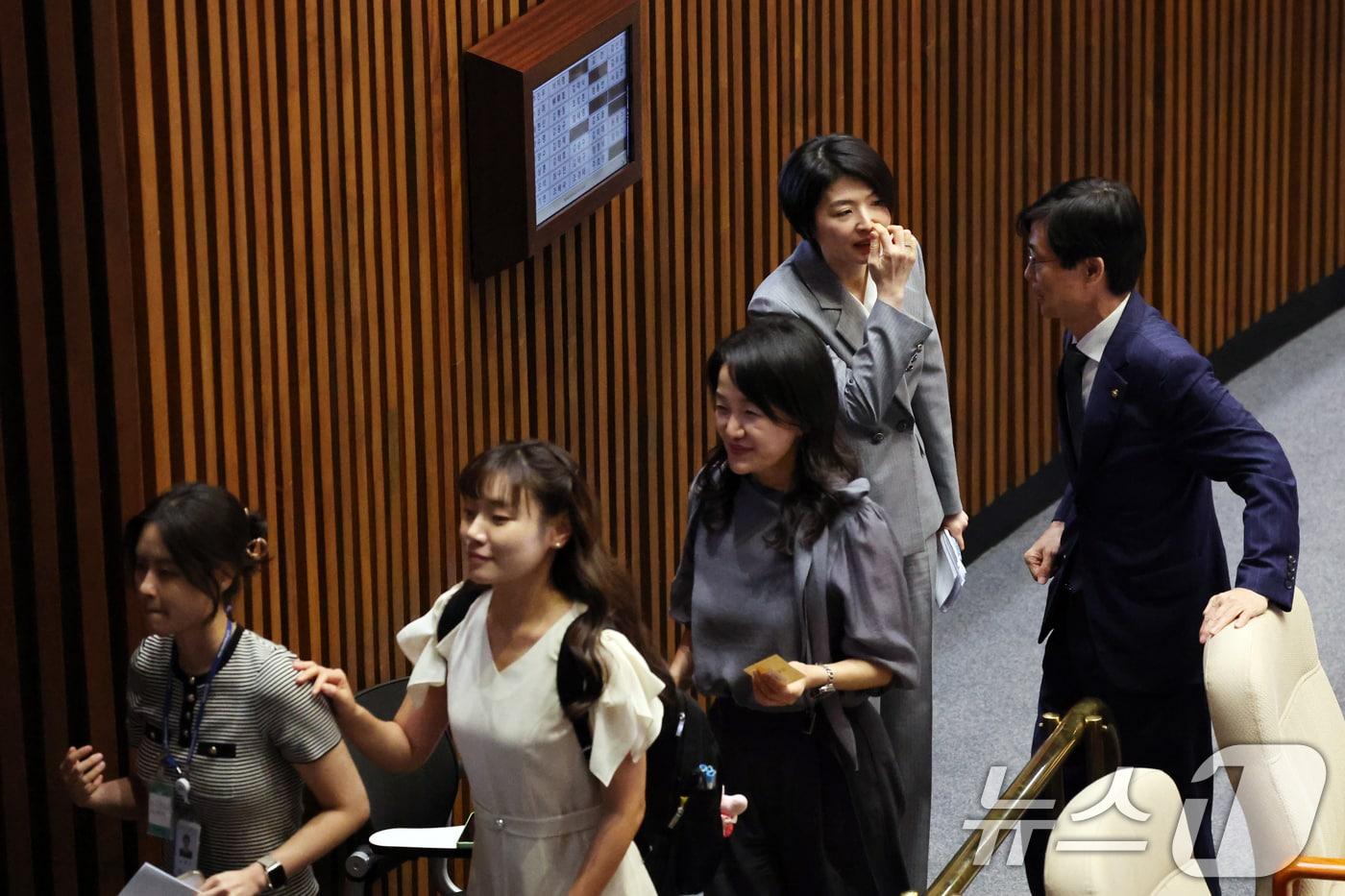 본문 이미지 - 국민의힘 조경태, 한지아(오른쪽부터), 김예지(왼쪽 두번째) 의원이 26일 서울 여의도 국회에서 열린 제438회국회(임시회) 제2차 본회의에서 국회의원(이진숙) 제명 촉구 결의안 투표에 참석하고 있다. 이날 본회의에서 '국회의원 이진숙 제명 촉구 결의안'은 총투표수 159표 중 가 157표, 부 1표, 무효 1표로 가결했다. 2026.8.26 ⓒ 뉴스1 황기선 기자