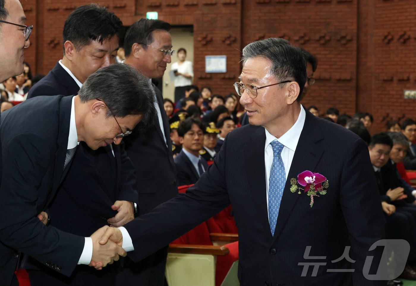 본문 이미지 - 정성호 법무부 장관이 26일 경기 과천시 정부과천종합청사에서 열린 법무부 장관 이임식에서 참석자들과 인사 나누고 있다. 2026.8.26 ⓒ 뉴스1 김영운 기자