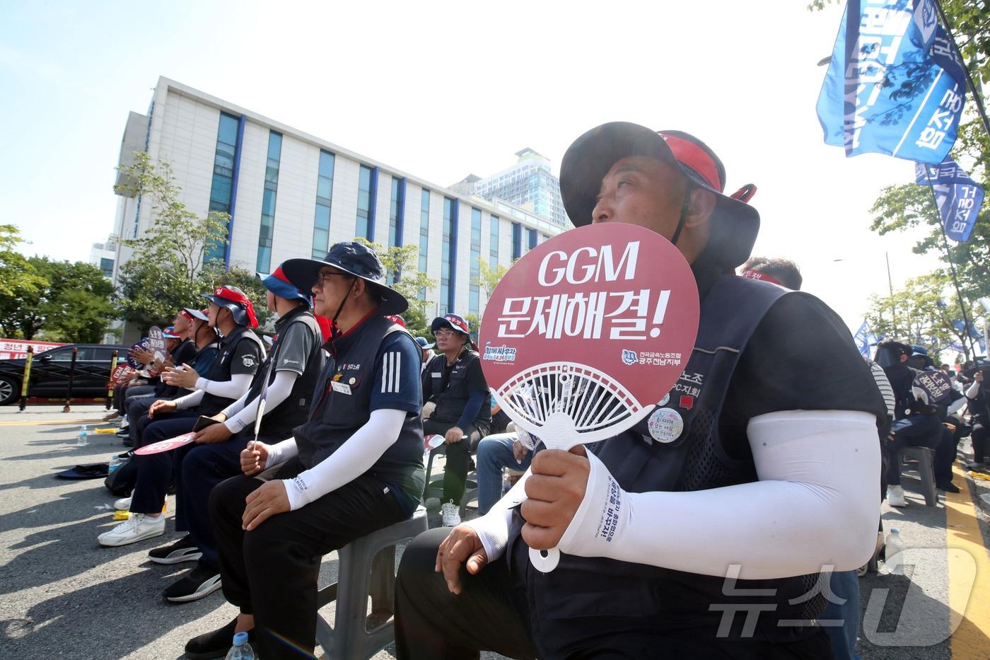 본문 이미지 - 금속노조 광주전남지부 조합원들이 26일 오후 전남광주통합특별시청 광주청사 앞 도로에서 메가특구법 저지와 광주글로벌모터스(GGM) 문제 해결 등을 요구하며 2차 파업대회를 진행하고 있다. 2026.8.26 ⓒ 뉴스1 조수민 기자