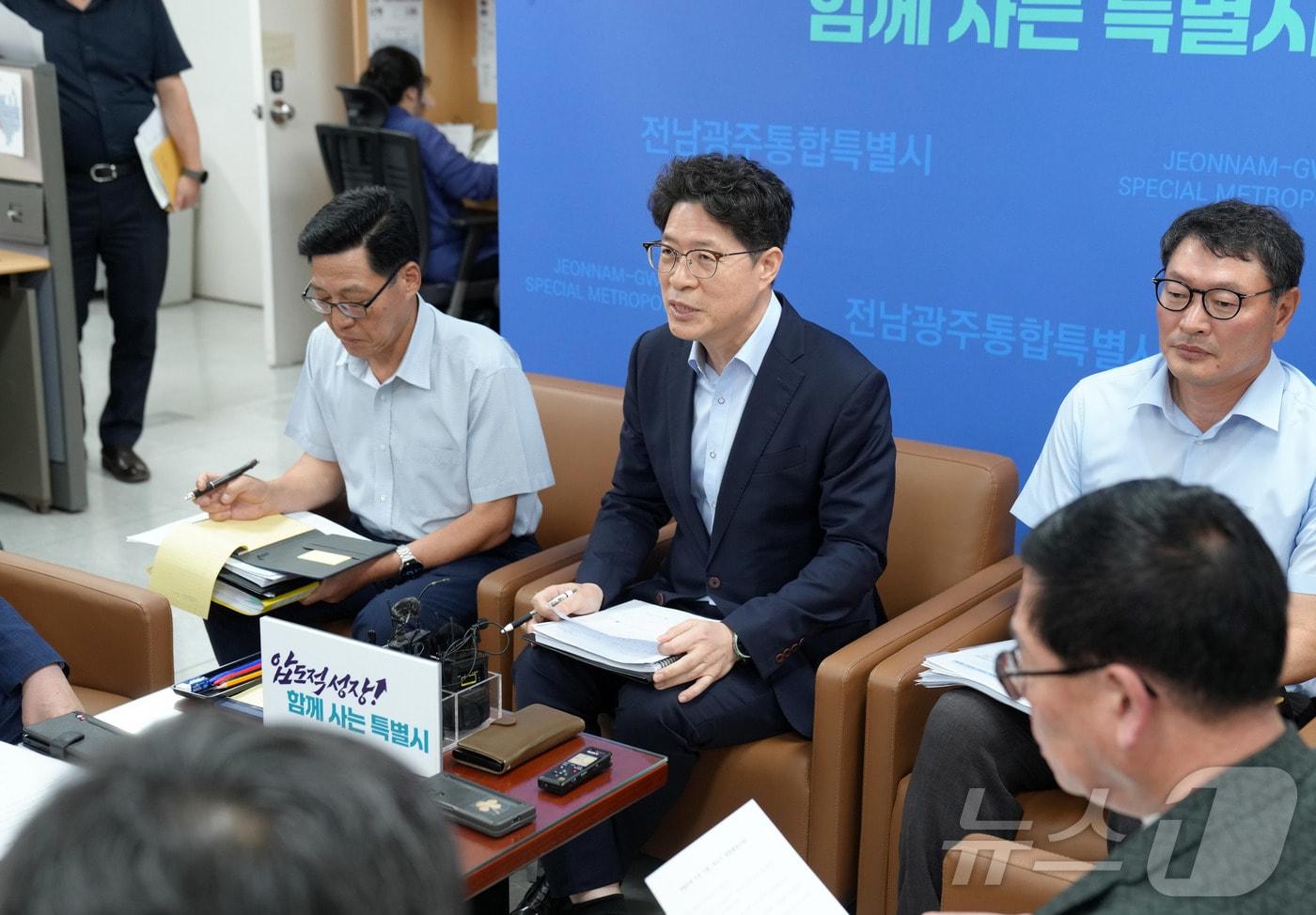 본문 이미지 - 황기연 전남광주통합특별시 행정부시장이 26일 무안청사 기자실에서 국립의과대학 설립 관련 기자간담회를 하고 있다.(전남광주통합특별시 제공. 재판매 및 DB금지) 2026.8.26 