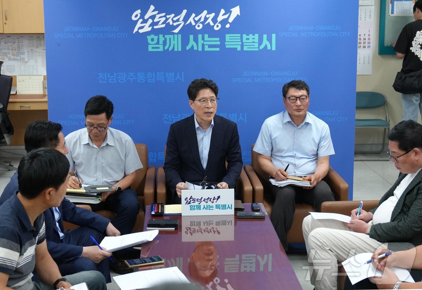 본문 이미지 - 황기연 전남광주통합특별시 행정부시장이 26일 무안청사 기자실에서 국립의과대학 설립 관련 기자간담회를 하고 있다.(전남광주통합특별시 제공. 재판매 및 DB금지) 2026.8.26 /뉴스1