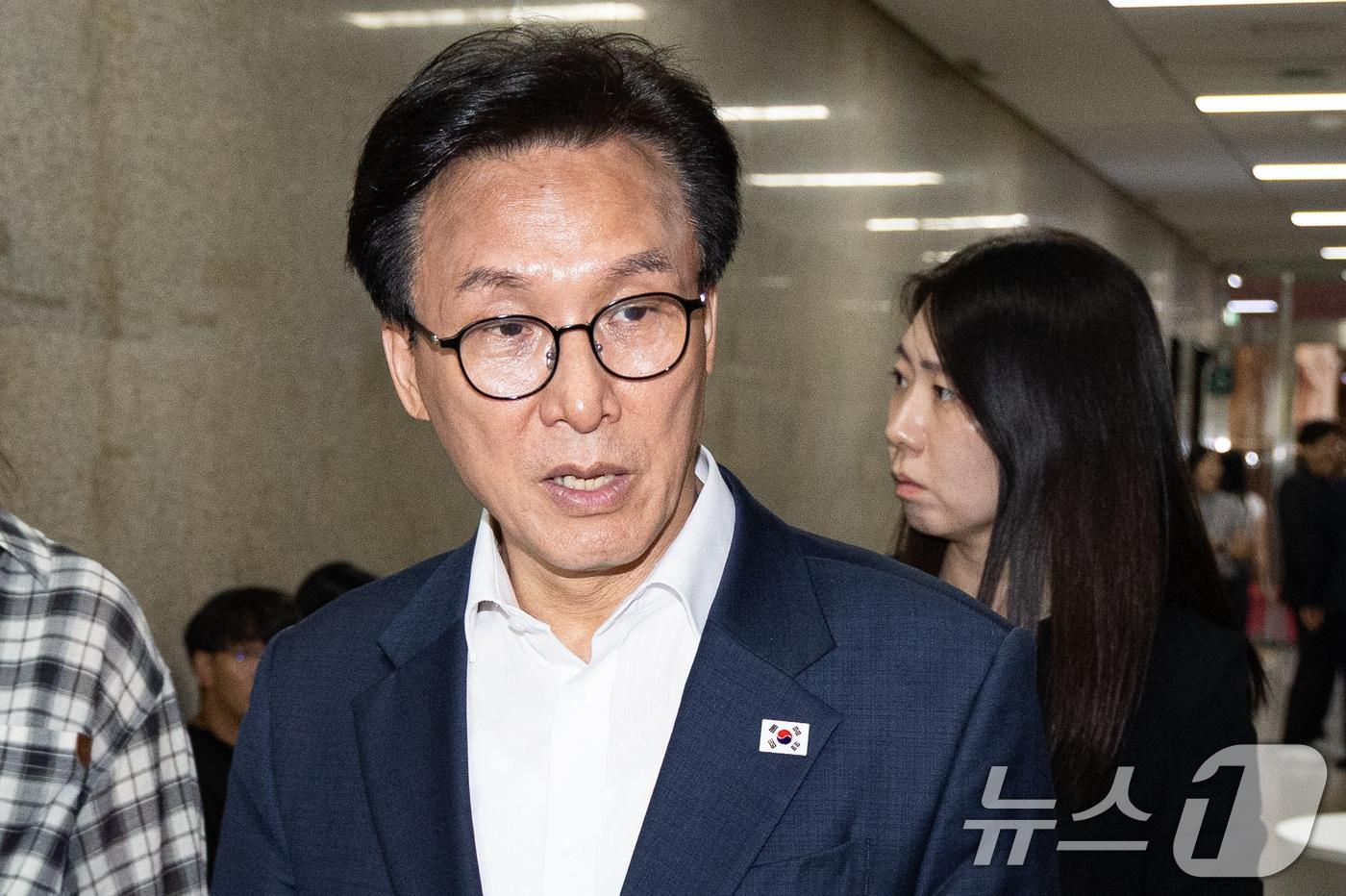 본문 이미지 - 김민석 더불어민주당 대표가 26일 서울 여의도 국회에서 열린 비공개 당무위원회에 참석하고 있다. 2026.8.26 ⓒ 뉴스1 유승관 기자