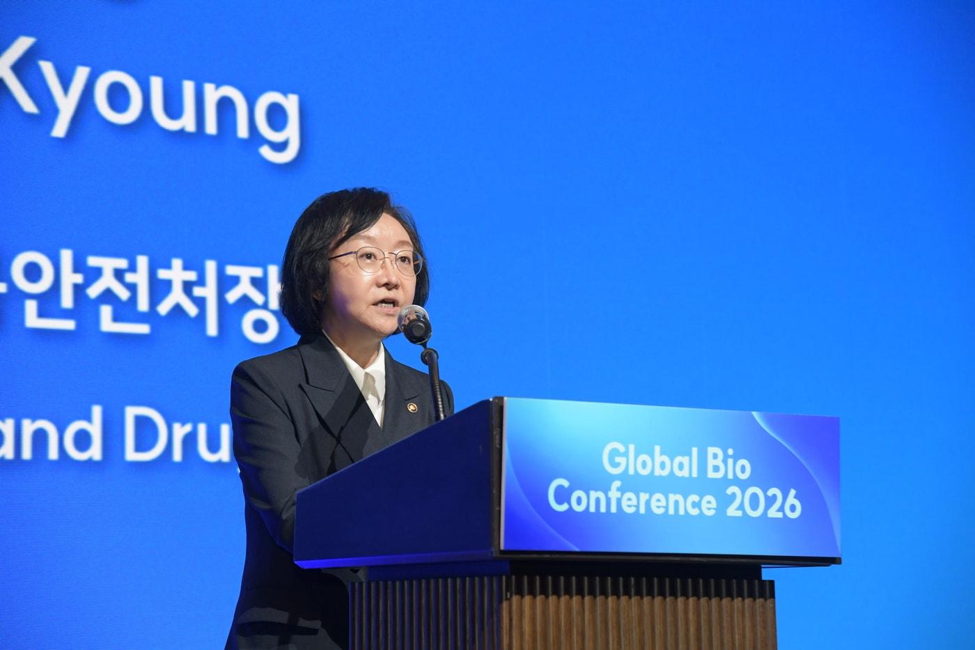 본문 이미지 - 오유경 식약처장이 '2026 글로벌 바이오 콘퍼런스'(GBC)에 참여해 발언하고 있다. 2026.08.26 (식약처 제공)