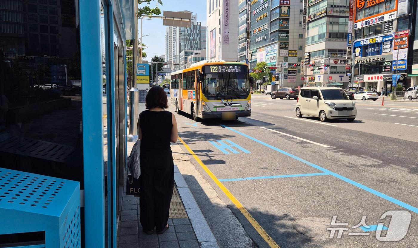 본문 이미지 - 26일 한 시민이 울산 남구 시외고속버스터미널 정류장에서 버스를 기다리고 있다. 2026.8.26 ⓒ 뉴스1 박정현 기자