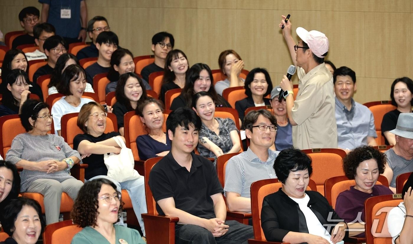 본문 이미지 - 괴산아카데미서 강연하는 개그맨 김영철.(괴산군 제공. 재판매 및 DB금지)/뉴스1