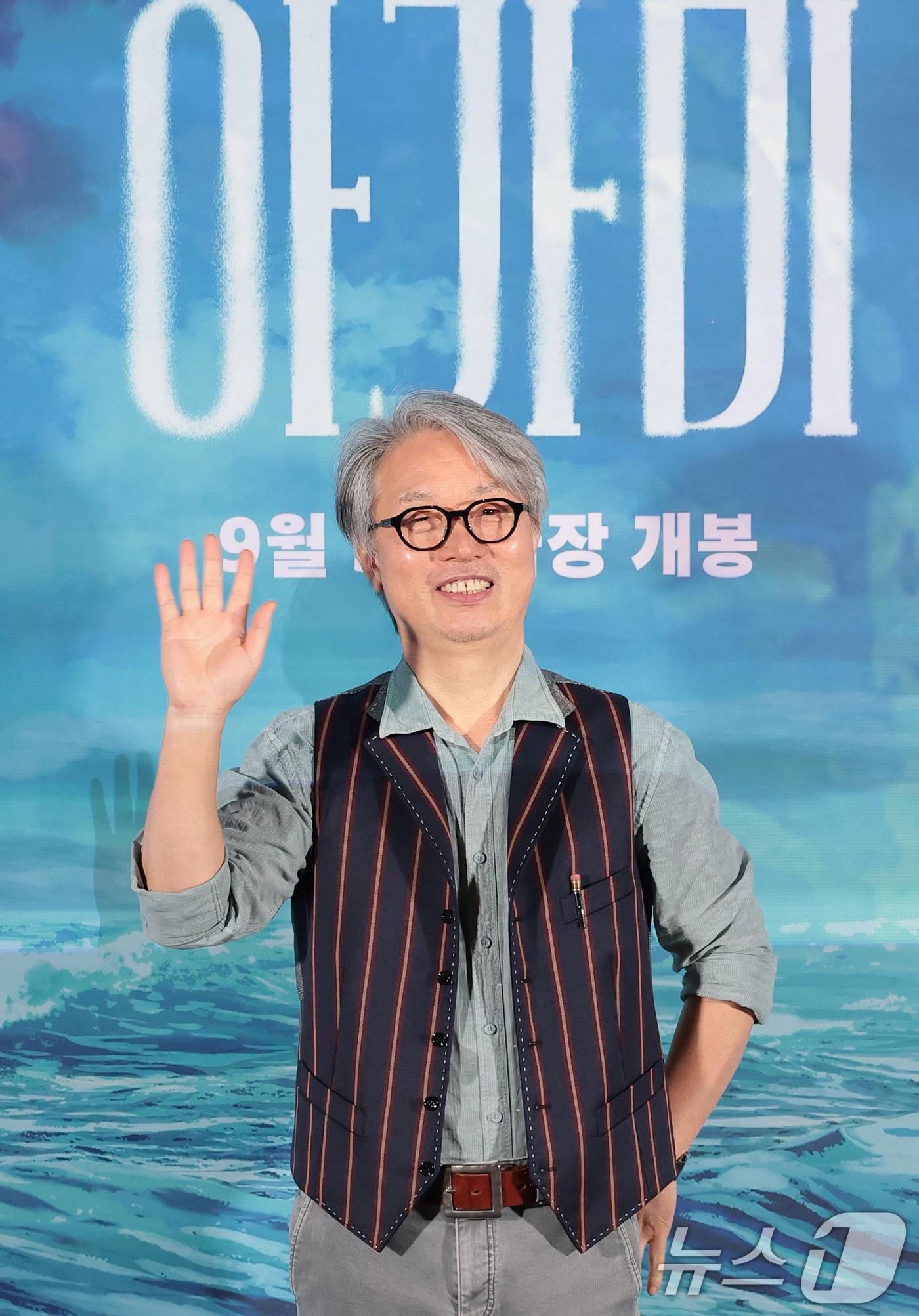 본문 이미지 - 안재훈 감독이 26일 서울 용산구 CGV용산아이파크몰에서 열린 영화 '아가미' 언론시사회에 참석해 포즈를 취하고 있다. ‘아가미’는 깊은 물속에 던져진 날 아가미가 생겨난 세상에서 유일한 아이 곤과 그의 세계 전부였던 존재들의 이야기를 그린 애니메이션이다. 2026.8.26 ⓒ 뉴스1 권현진 기자