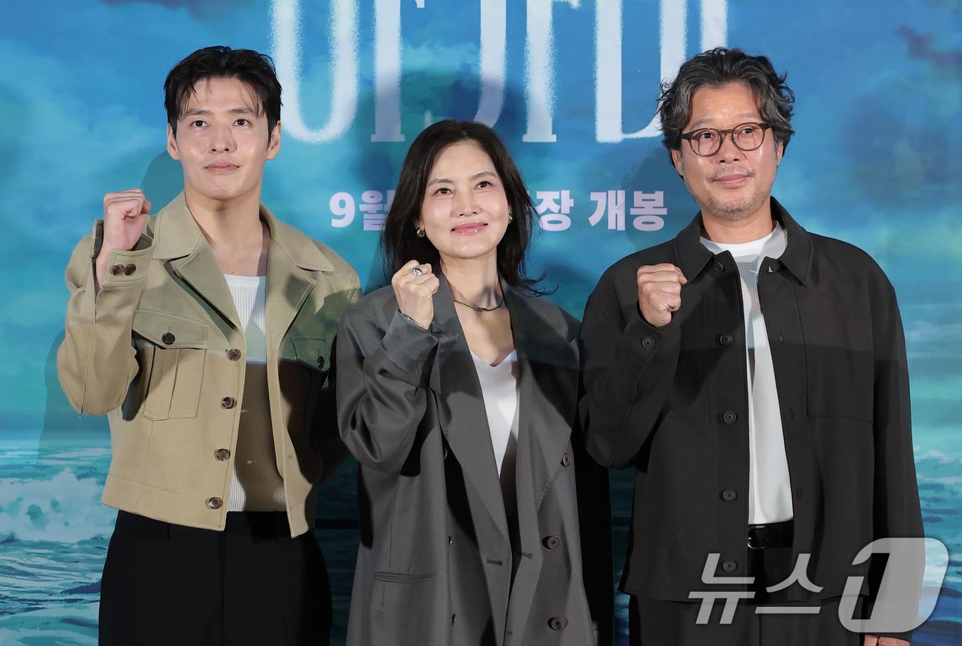 본문 이미지 - 배우 강하늘(왼쪽부터)과 김선영, 유재명이 26일 서울 용산구 CGV용산아이파크몰에서 열린 영화 '아가미' 언론시사회에 참석해 포즈를 취하고 있다. ‘아가미’는 깊은 물속에 던져진 날 아가미가 생겨난 세상에서 유일한 아이 곤과 그의 세계 전부였던 존재들의 이야기를 그린 애니메이션이다. 2026.8.26 ⓒ 뉴스1 권현진 기자