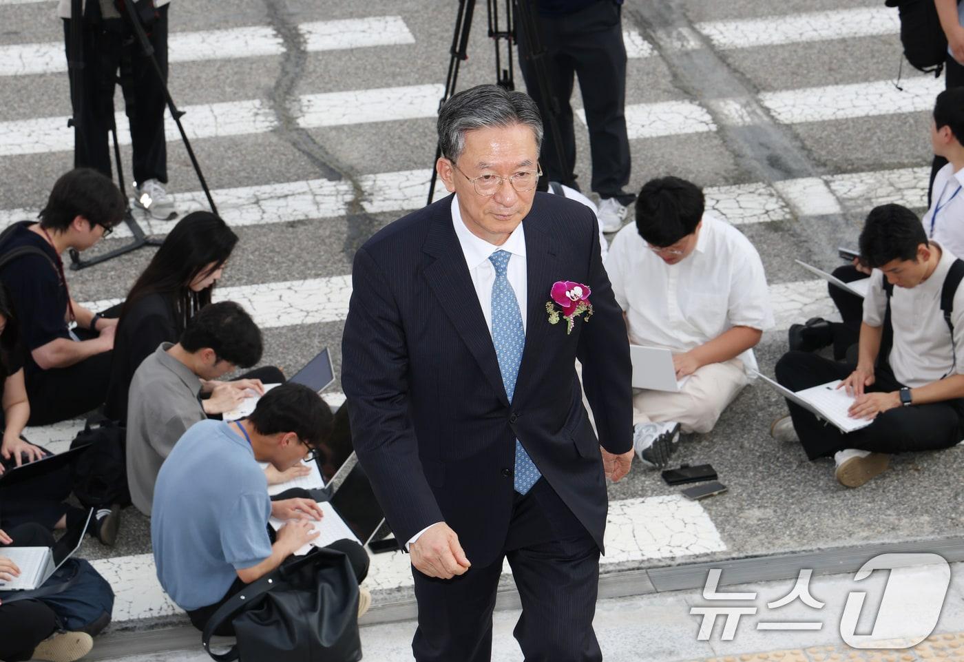 본문 이미지 - 정성호 법무부 장관이 26일 경기 과천시 정부과천청사에서 열린 법무부 장관 이임식을 마치고 이동하고 있다. 2026.8.26 ⓒ 뉴스1 김영운 기자