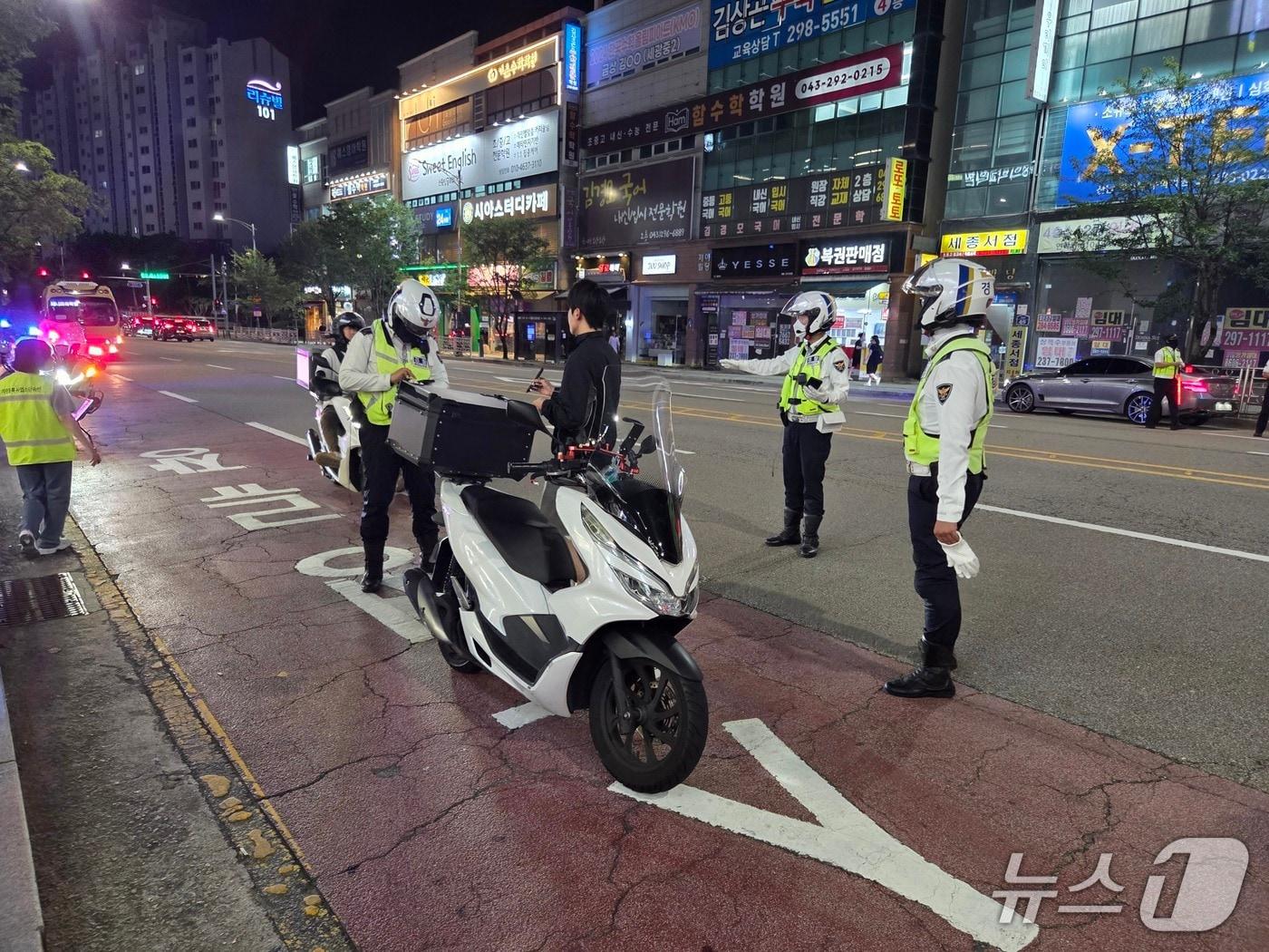 본문 이미지 - 지난 25일 충북 청주시 서원구 산남동에서 이뤄진 이륜차 불법행위 합동단속 모습.(청주시 제공. 재판매 및 DB금지)