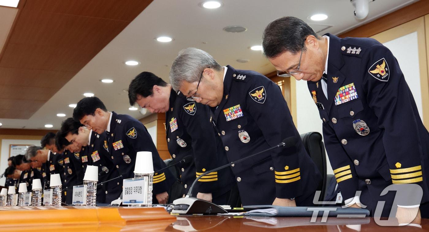본문 이미지 - 유재성 경찰청장 직무대행 및 경찰 지휘부가 26일 오후 서울 종로구 세종대로 정부서울청사에서 열린 경찰 지휘부 회의에서 제주 실종사건과 관련해 사과를 하고 있다. 이날 회의에서 참석자들은 실종수사 관련 개선 대책 등을 논의했다. 2026.8.26 ⓒ 뉴스1 김명섭 기자