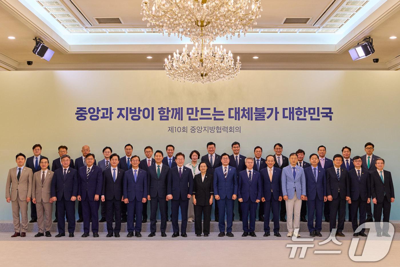 본문 이미지 - 이재명 대통령이 26일 청와대에서 열린 제10회 중앙지방협력회의에서 참석자들과 기념촬영을 하고 있다. (청와대 제공. 재판매 및 DB 금지) 2026.8.26 ⓒ 뉴스1 이재명 기자