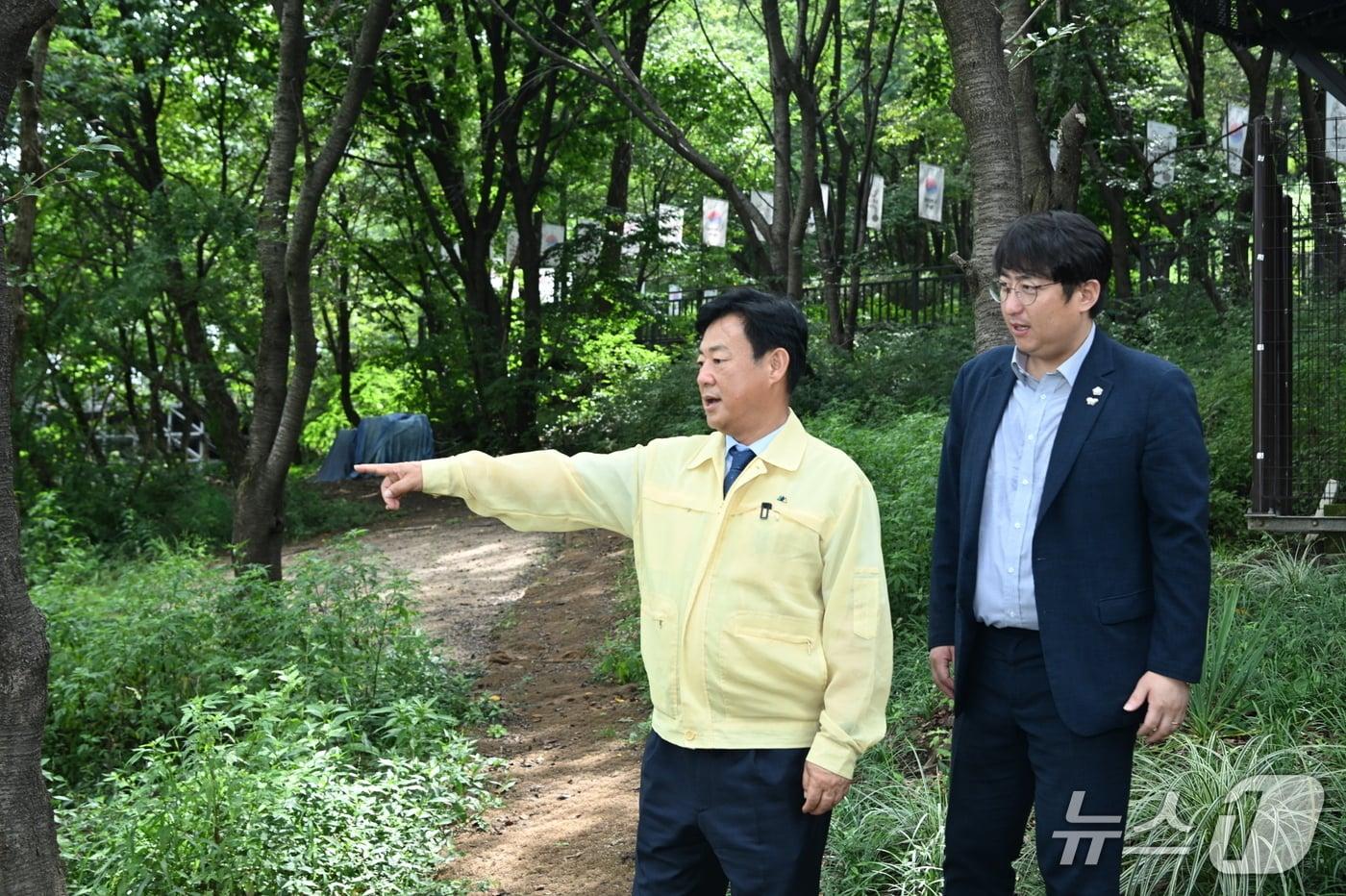 본문 이미지 - 신동화 경기 구리시장이 망우순환로 산책로를 점검하는 모습. (구리시 제공. 재판매 및 DB 금지) 2026.8.26 /뉴스1