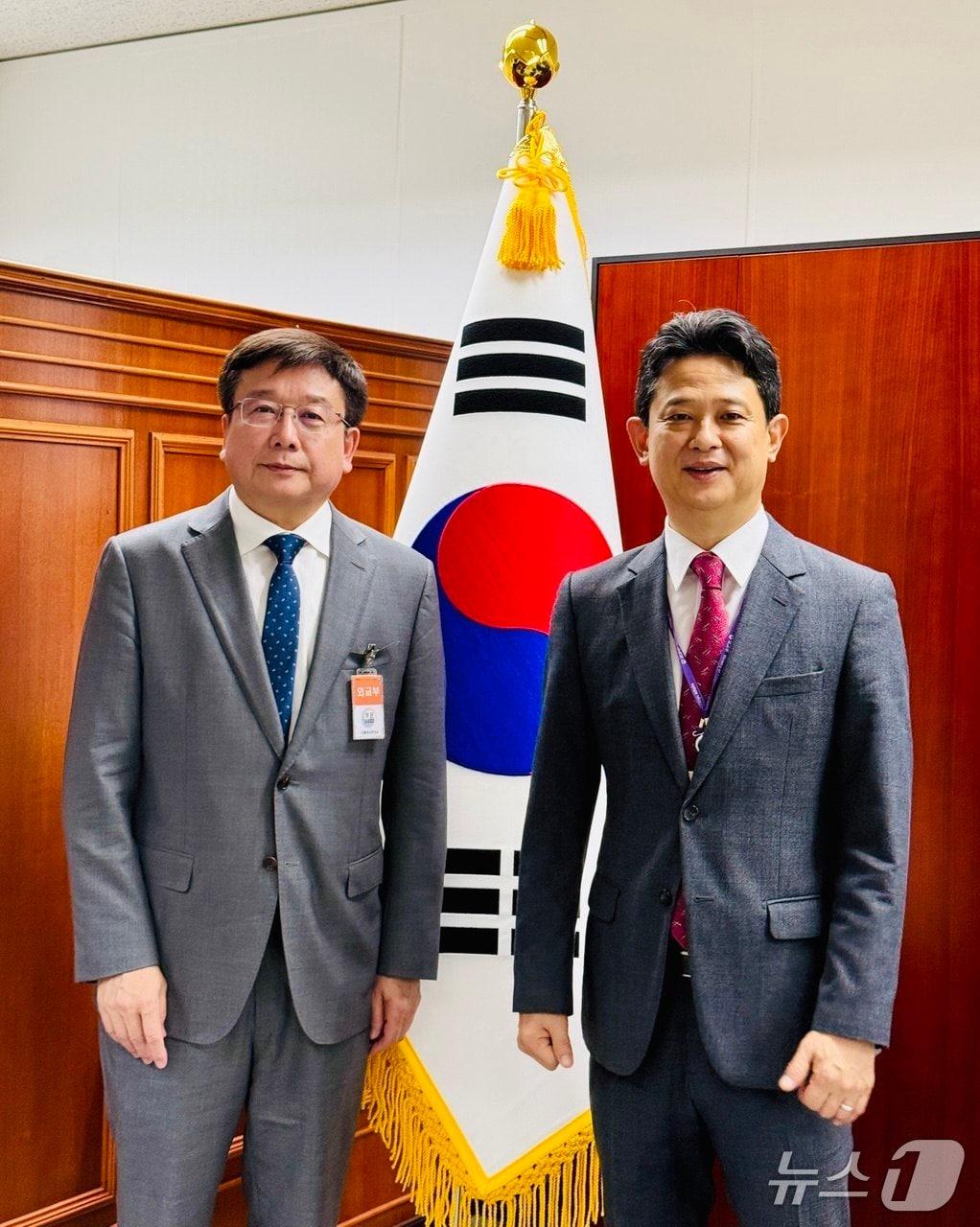 본문 이미지 - 임상우 외교부 공공외교대사가 제11회 세계시민교육 국제회의 참석을 위해 방한한 췬 천 유네스코 교육사무총장보를 만나 세계시민교육 분야 확산 및 한-유네스코 교육 분야 협력 강화 방안에 대해 논의했다. (외교부 제공) 