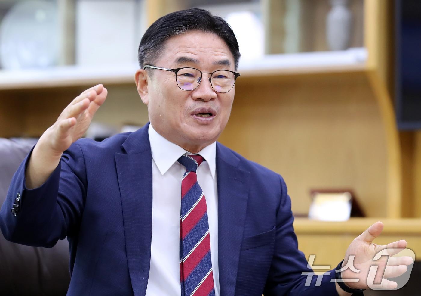 본문 이미지 - 권순기 경남교육감이 26일 경남교육청에서 뉴스1과 인터뷰를 하고 있다. ⓒ 뉴스1 윤일지 기자