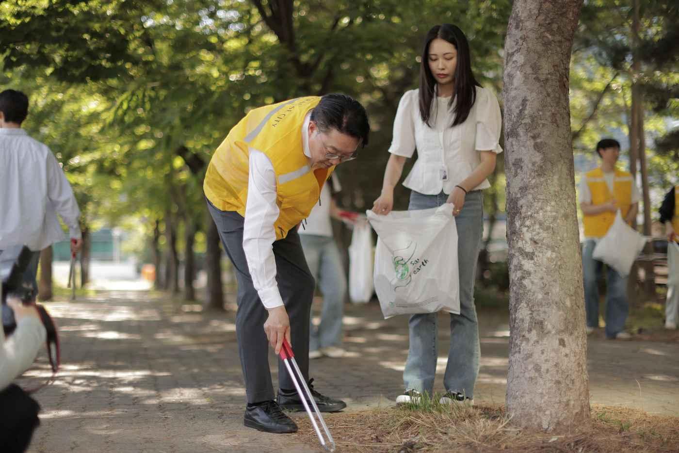 본문 이미지 - 최종환 파라다이스 대표이사와 파라다이스시티 임직원들이 인천 영종도 파라다이스시티 일대에서 플로깅 활동을 펼치는 모습(파라다이스 제공)