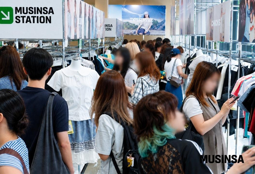 본문 이미지 - 무신사 스테이션 인 하라주쿠 방문객 모습(무신사 제공)