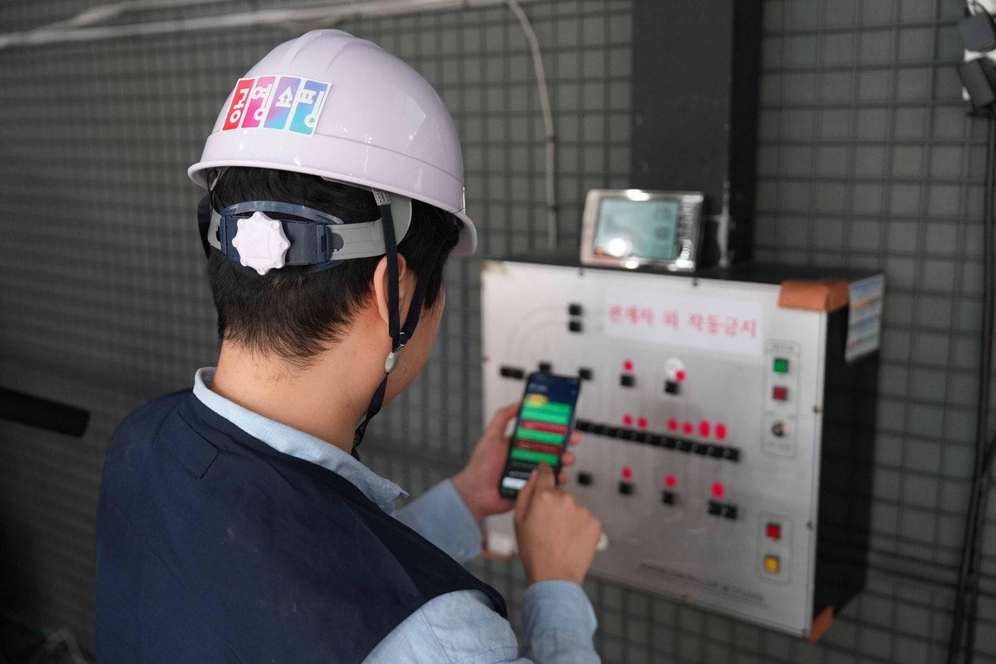 본문 이미지 - 안전보건관리 플랫폼을 활용해 스튜디오 시설을 점검하고 있다. (공영홈쇼핑 제공)