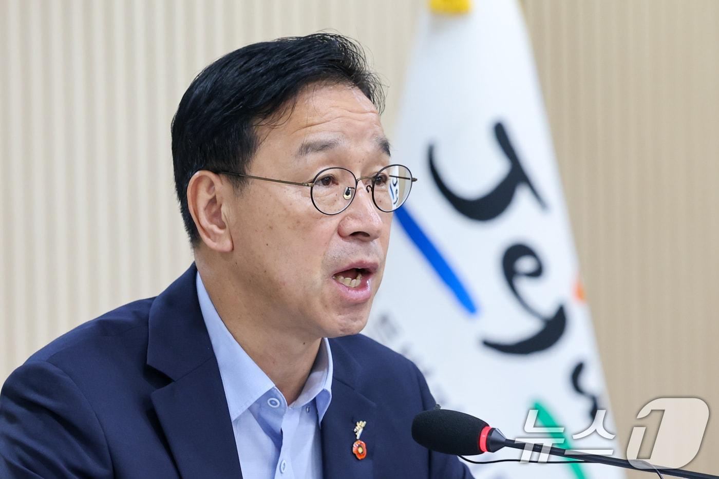 본문 이미지 - 위성곤 제주도지사가 26일 오전 제주도청에서 '안전한 제주대책마련을 위한 유관기관 회의'를 주재하며 인사말을 하고 있다. ⓒ 뉴스1 안은나 기자