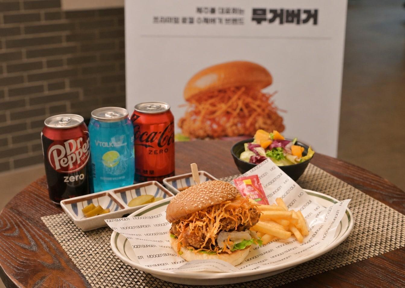 본문 이미지 - 삼성웰스토리가 제공하는 무거버거의 '핫치킨버거' 메뉴 이미지.(삼성웰스토리 제공)