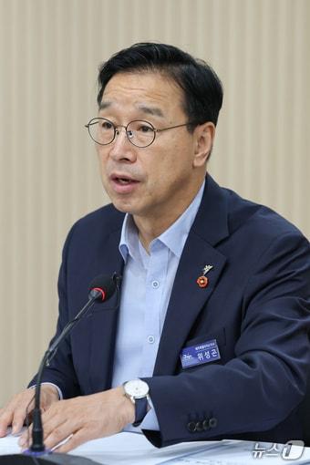 본문 이미지 - 위성곤 제주도지사가 27일 오전 제주도청에서 '안전한 제주대책마련을 위한 유관기관 회의'를 주재하며 인사말을 하고 있다. 2026.8.27 ⓒ 뉴스1 안은나 기자