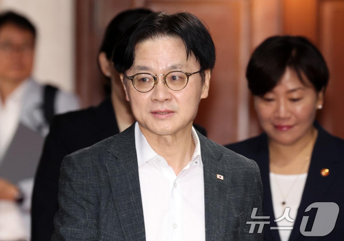 본문 이미지 - 김정관 산업통상부 장관이 27일 서울 종로구 세종대로 정부서울청사에서 열린 제273차 대외경제장관회의에 참석하고 있다. 이날 참석자들은 CPTPP 가입 관련 향후 대응방향 등을 논의했다. 2026.8.27 ⓒ 뉴스1 김명섭 기자