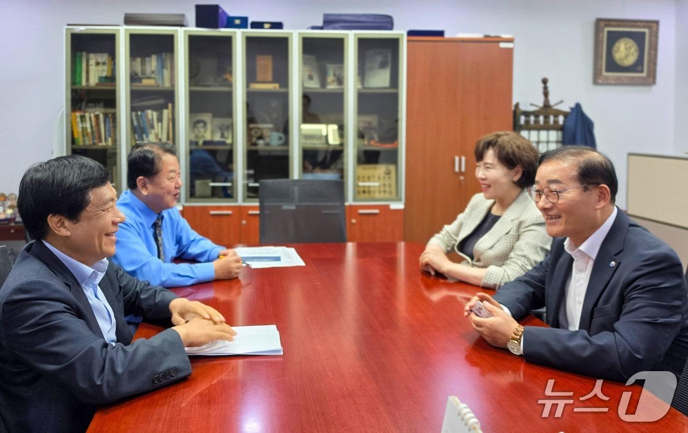 본문 이미지 - 이재각 진도군수(오른쪽 첫번째)가 26일 국회를 방문,  김병주 의원 등을 만나 지역 현안 사업에 대한  적극적인 지원과 협조를 요청하고 있다.(진도군 제공, 재판매 및 DB 금지)/뉴스1