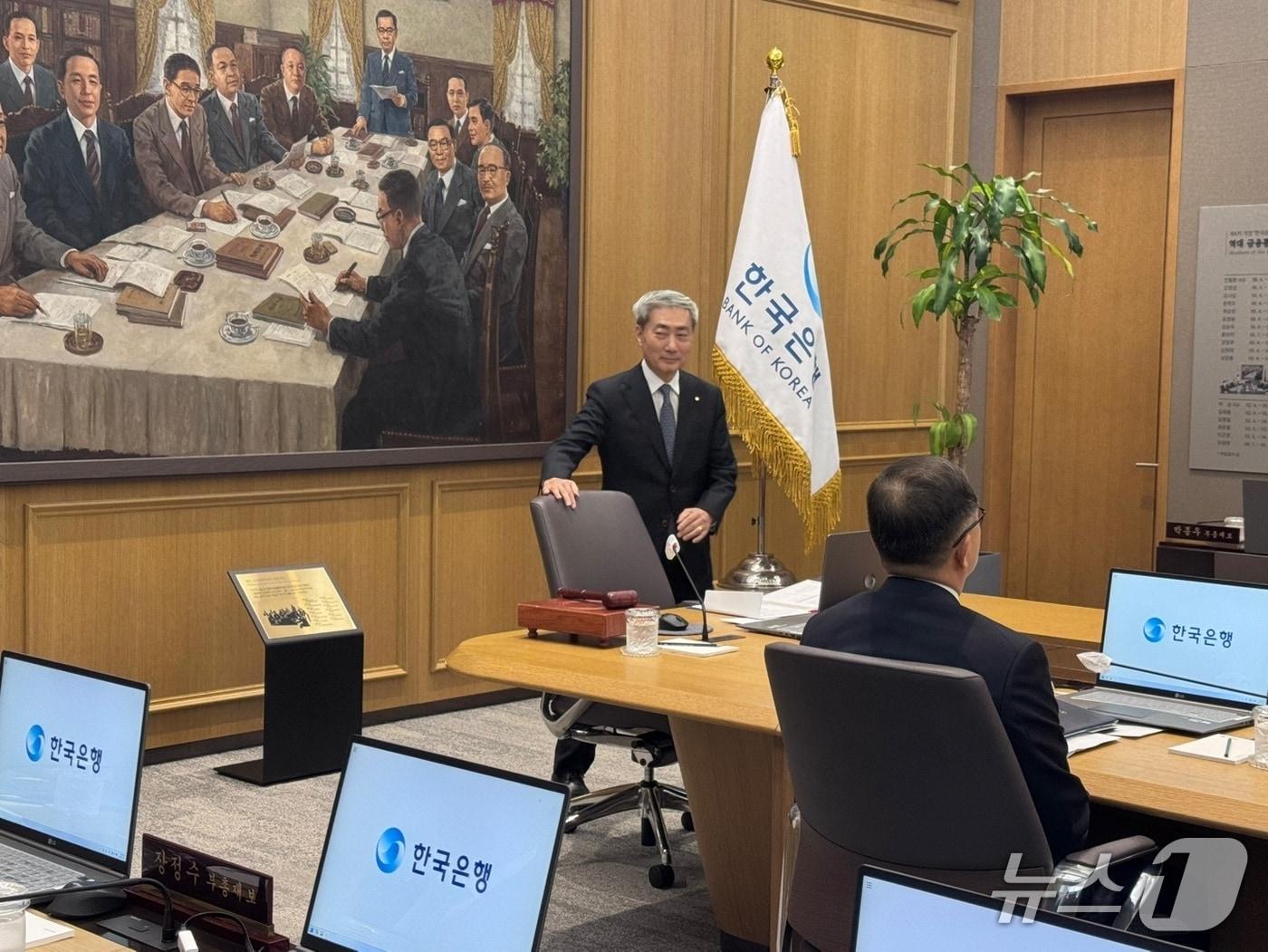 본문 이미지 - 신현송 한국은행 총재가 27일 오전 서울 중구 한국은행에 마련된 금융통화위원회 회의실에 입장하고 있다.2026.08.27/뉴스1 ⓒ News1 이강 기자