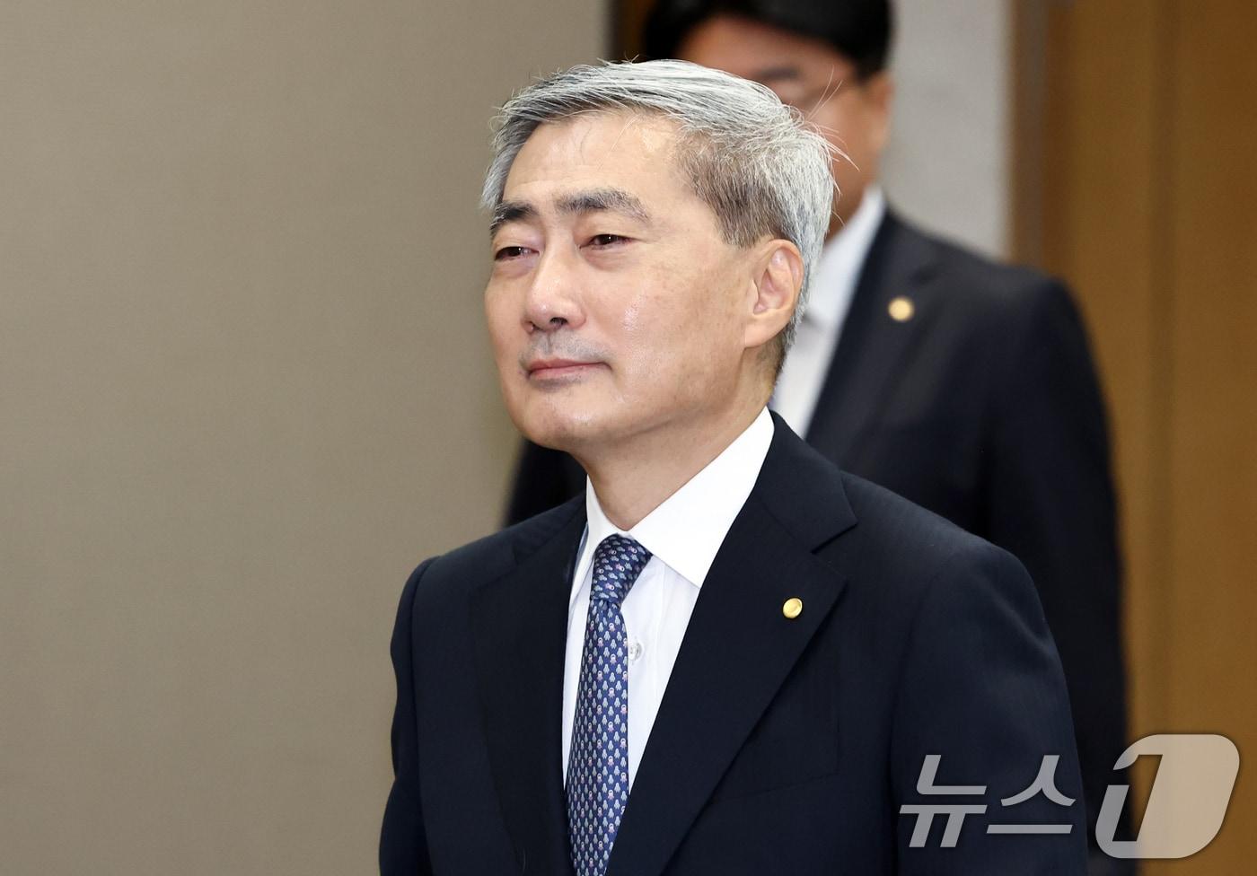 본문 이미지 - 신현송 한국은행 총재가 27일 오전 서울 중구 한국은행에서 열린 금융통화위원회 회의에 참석하고 있다. 2026.8.27 ⓒ 뉴스1 최지환 기자