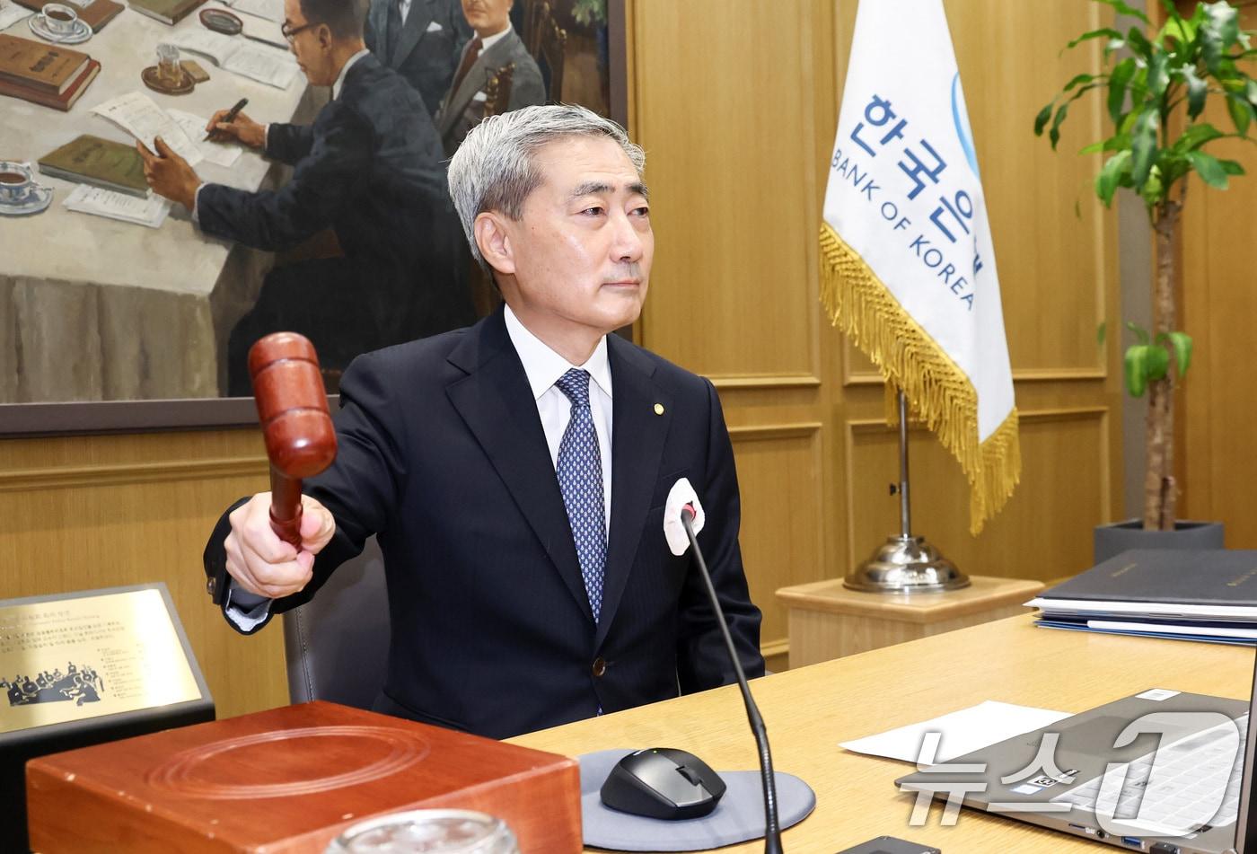 본문 이미지 - 신현송 한국은행 총재가 27일 오전 서울 중구 한국은행에서 열린 금융통화위원회 회의에서 의사봉을 두드리고 있다. 2026.8.27 ⓒ 뉴스1 최지환 기자