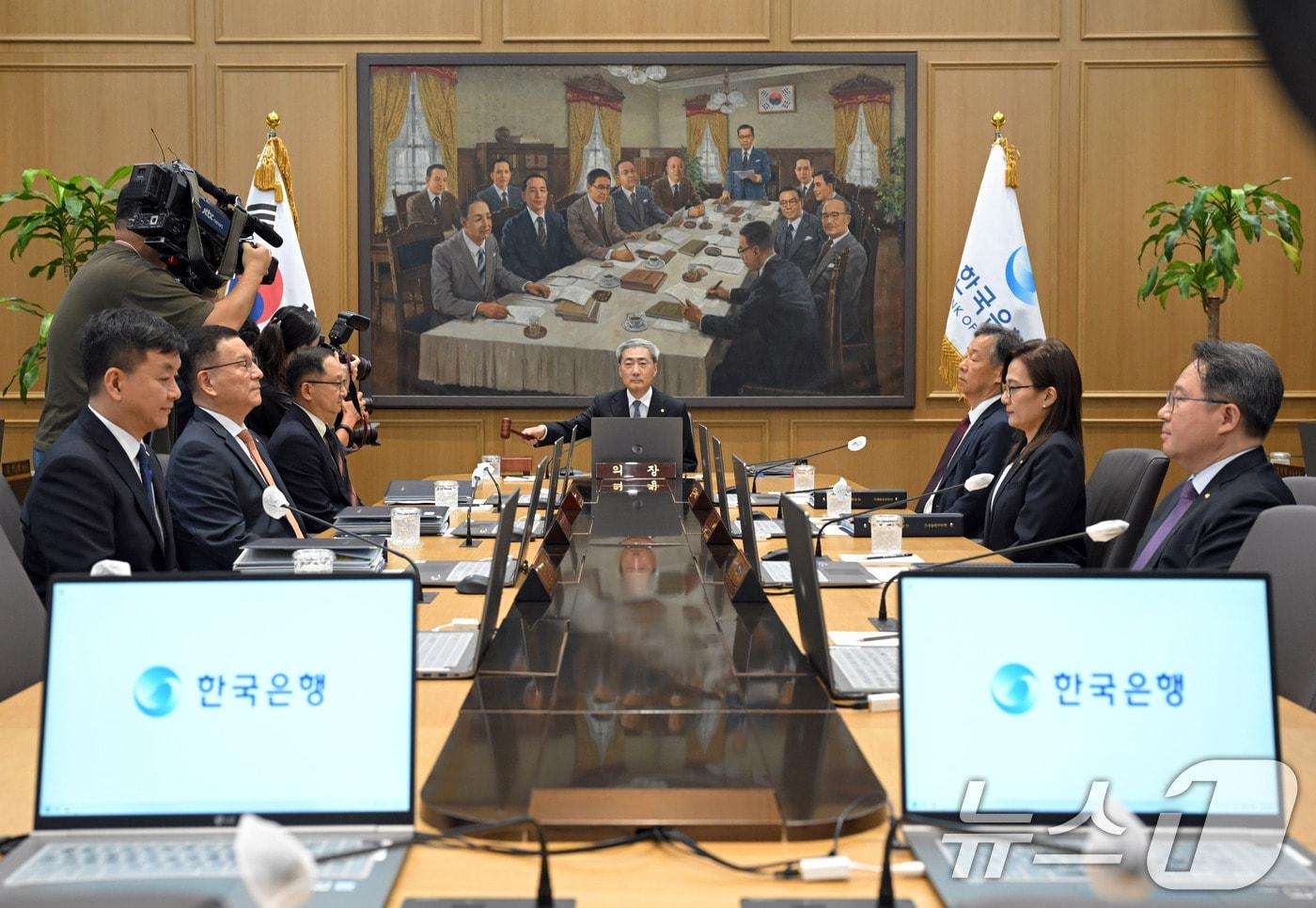 본문 이미지 - 신현송 한국은행 총재가 27일 오전 서울 중구 한국은행에서 열린 금융통화위원회 회의에서 의사봉을 두드리고 있다. 2026.8.27 ⓒ 뉴스1 사진공동취재단