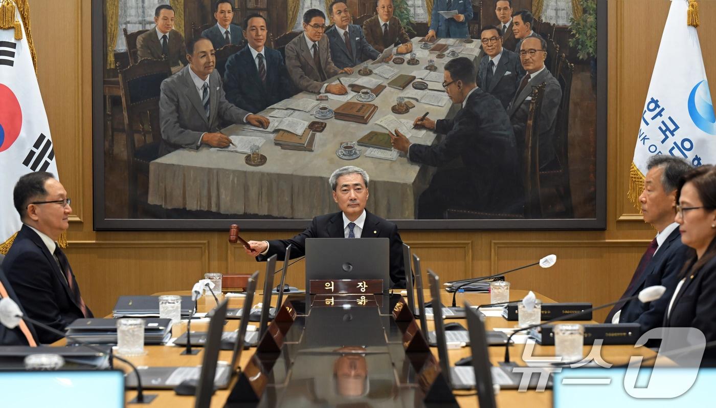 본문 이미지 - 신현송 한국은행 총재가 27일 오전 서울 중구 한국은행에서 열린 금융통화위원회 회의에서 의사봉을 두드리고 있다. 2026.8.27 ⓒ 뉴스1 사진공동취재단