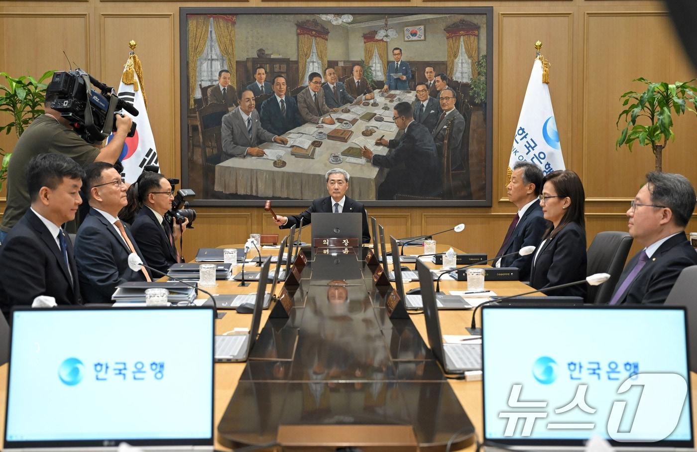 본문 이미지 - 신현송 한국은행 총재가 27일 오전 서울 중구 한국은행에서 열린 금융통화위원회 회의에서 의사봉을 두드리고 있다. 2026.8.27 ⓒ 뉴스1