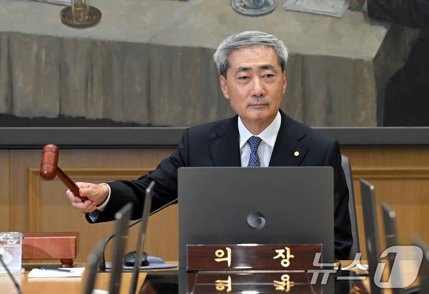 본문 이미지 - 신현송 한국은행 총재가 27일 오전 서울 중구 한국은행에서 열린 금융통화위원회 회의에서 의사봉을 두드리고 있다. 2026.8.27 ⓒ 뉴스1 사진공동취재단