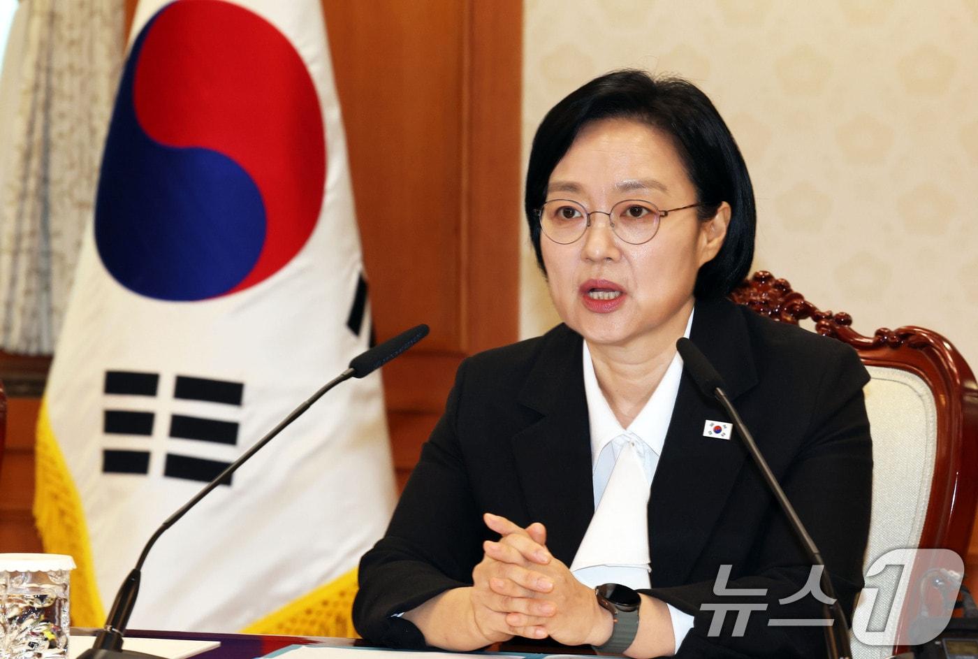 본문 이미지 - 한성숙 국무총리가 27일 서울 정부종합청사에서 열린 공공누리집(인터넷홈페이지) UI/UX위원회 회의에서 모두 발언하고 있다. 이날 회의에서는 LH 청약 개선방향, 중요 온라인 공공서비스 UI/UX 개선추진방안에 대해 논의한다. 2026.8.27 ⓒ 뉴스1 이종덕 기자