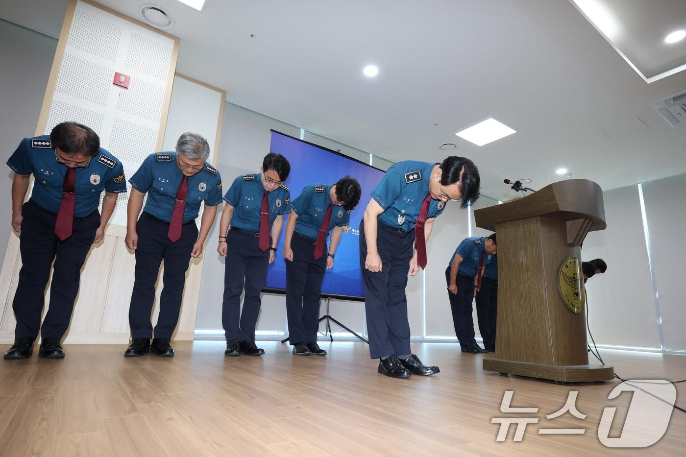 본문 이미지 - 고평기 제주경찰청장이 27일 청사에서 열린 지휘부 회의에서 장미란 씨 등 실종사건 허위 종결 사태와 관련, 대도민 메시지를 발표하며 사과하고 있다. 2026.8.27 ⓒ 뉴스1 안은나 기자