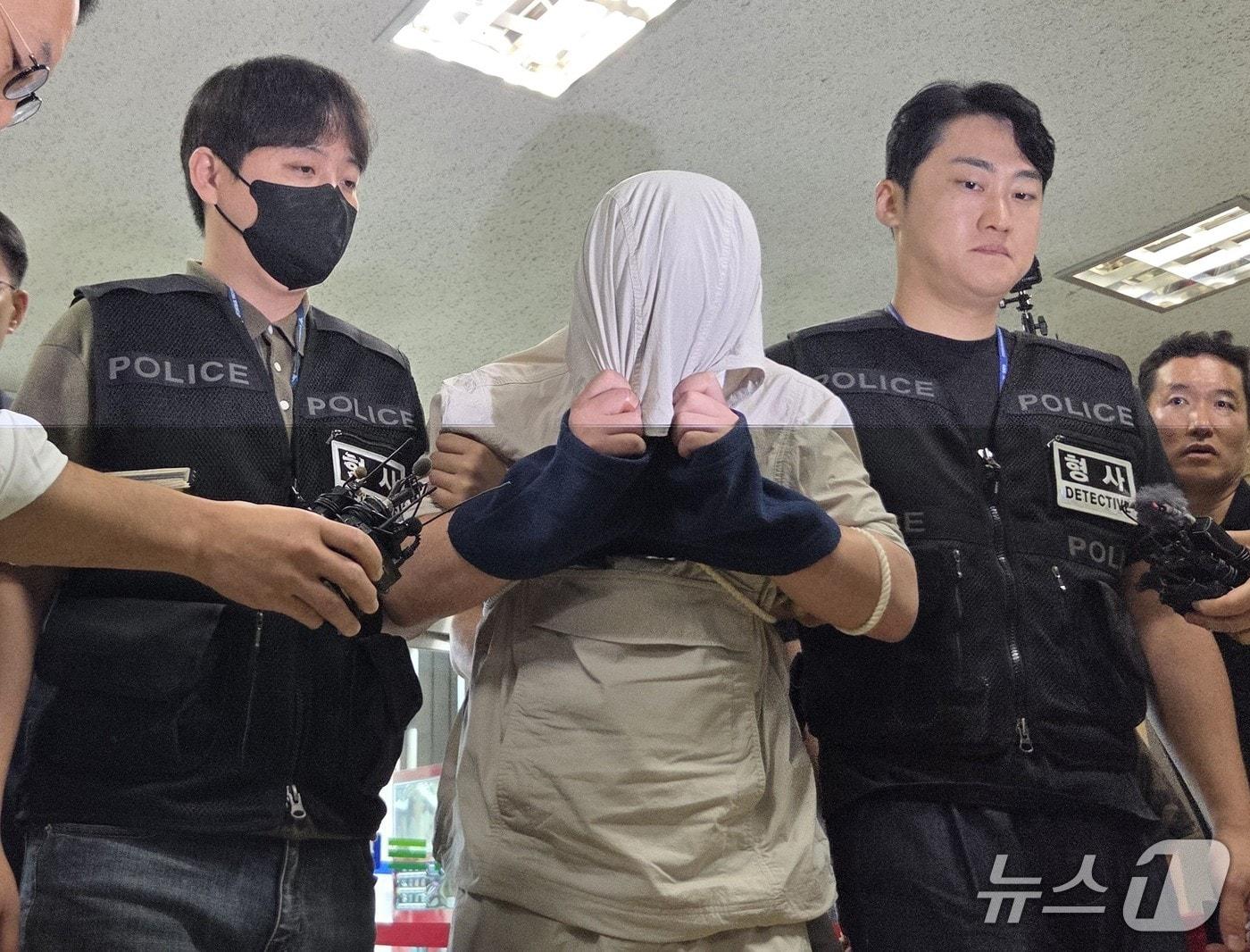 본문 이미지 - 27일 오전 중국인 유학생 여성 살인 등의 혐의를 받는 30대 중국국적 남성이 얼굴을 가린 채 구속 전 피의자 심문(영장실질심사)을 받기 위해 대구지법으로 들어오고 있다. 2026.8.27/뉴스1 ⓒ News1 이성덕 기자