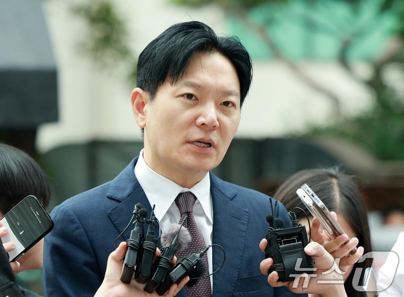 본문 이미지 - 국회 국정조사 청문회에서 증인 선서를 거부한 혐의 등으로 고발된 박상용 인천지검 부부장검사가 27일 서울 마포구 서울경찰청 광역수사단 공공범죄수사대로 출석하며 취재진의 질문에 답하고 있다. ⓒ 뉴스1 이호윤 기자