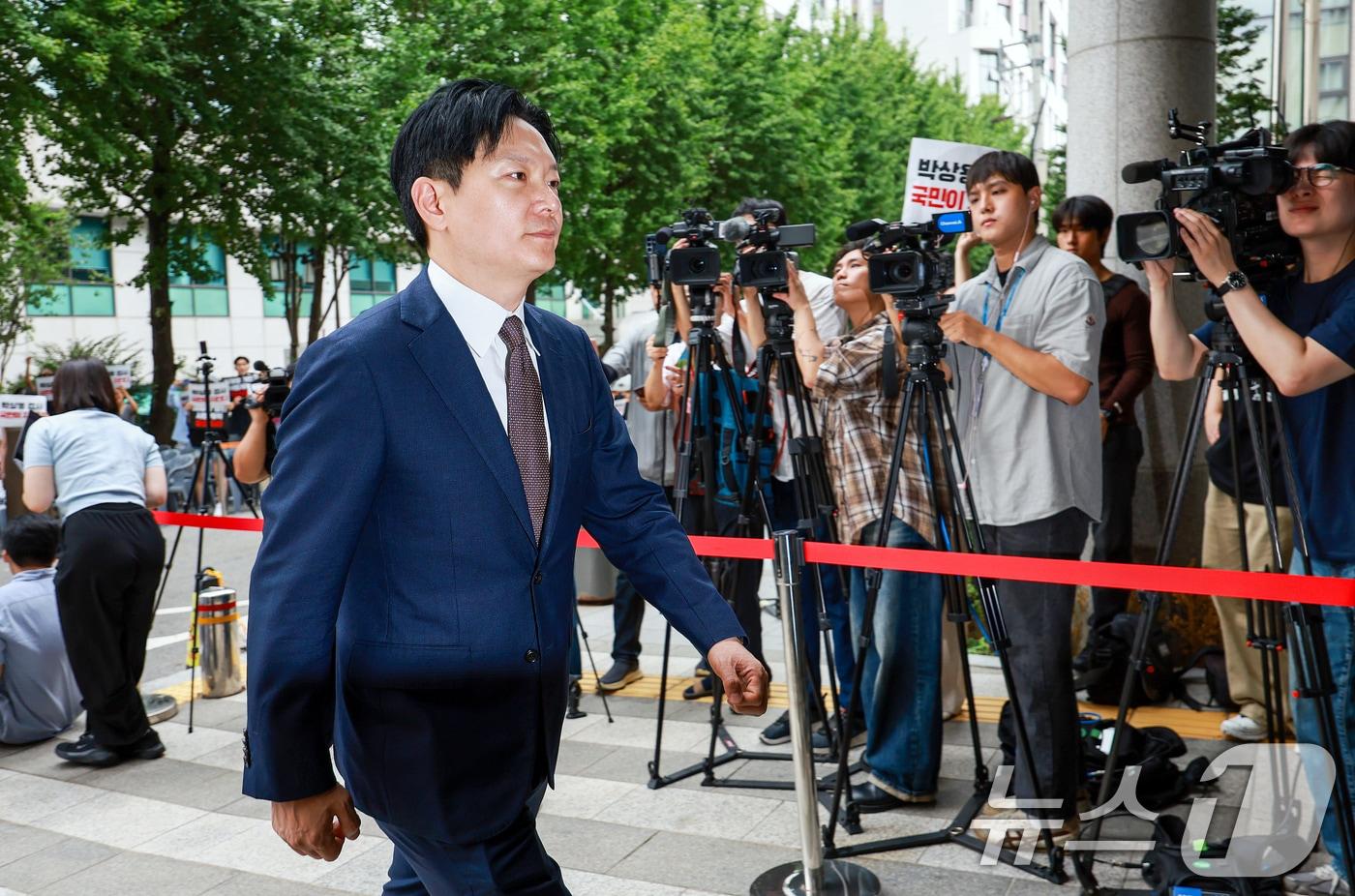 본문 이미지 - 국회 국정조사 청문회에서 증인 선서를 거부한 혐의 등으로 고발된 박상용 인천지검 부부장검사가 27일 서울 마포구 서울경찰청 광역수사단 공공범죄수사대로 출석하고 있다. 2026.8.27 ⓒ 뉴스1 이호윤 기자