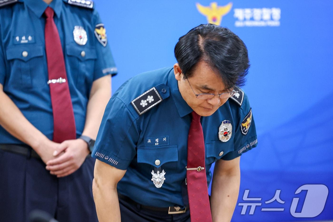 본문 이미지 - 고평기 제주경찰청장이 27일 청사에서 열린 지휘부 회의에서 장미란 씨 등 실종사건 허위 종결 사태와 관련, 대도민 메시지를 발표하며 사과하고 있다. 2026.8.27 ⓒ 뉴스1 안은나 기자