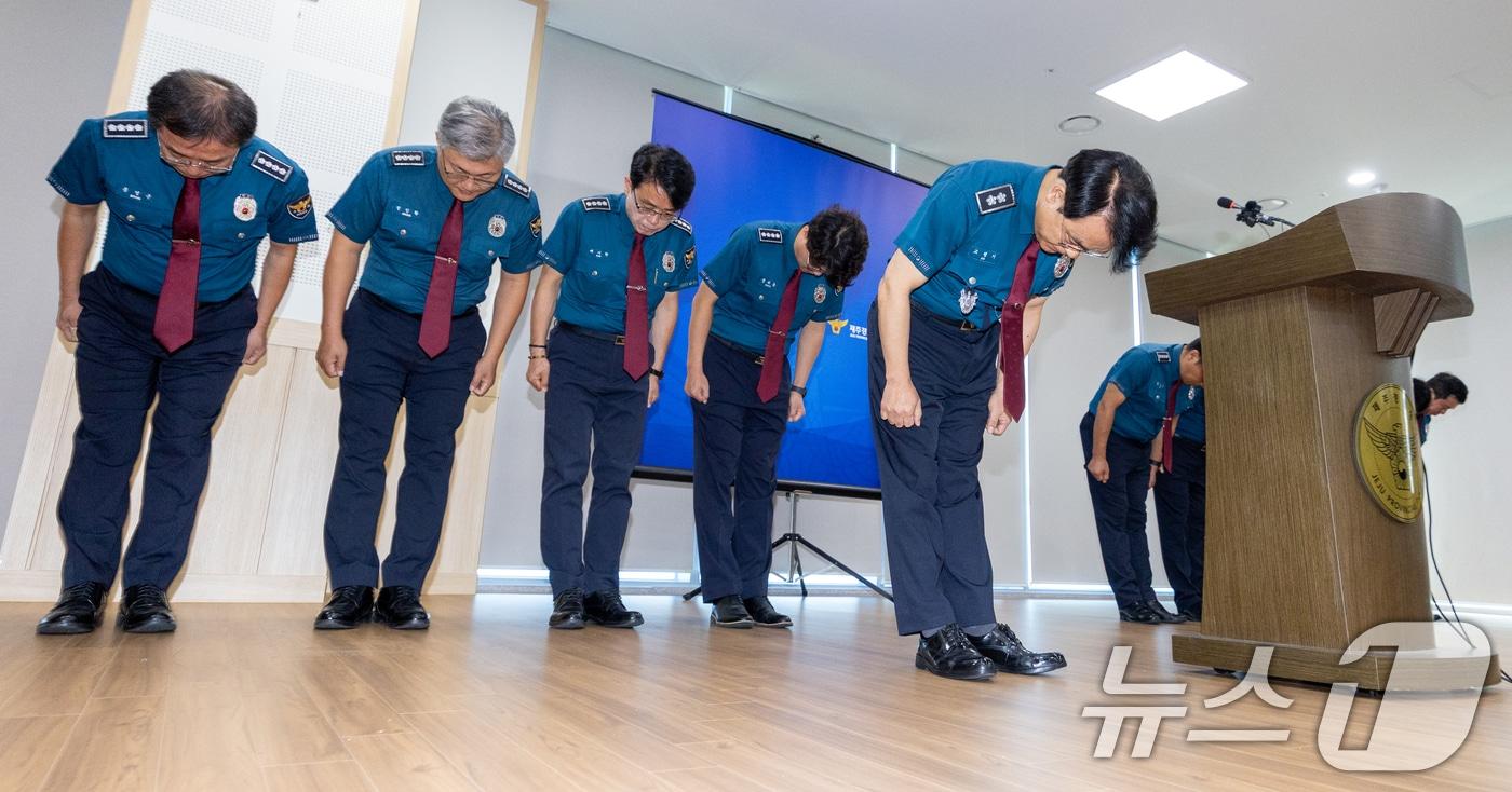 본문 이미지 - 고평기 제주경찰청장이 27일 청사에서 열린 지휘부 회의에서 장 모 씨 등 실종사건 허위 종결 사태와 관련, 대도민 메시지를 발표하며 사과하고 있다. 2026.8.27 ⓒ 뉴스1 안은나 기자