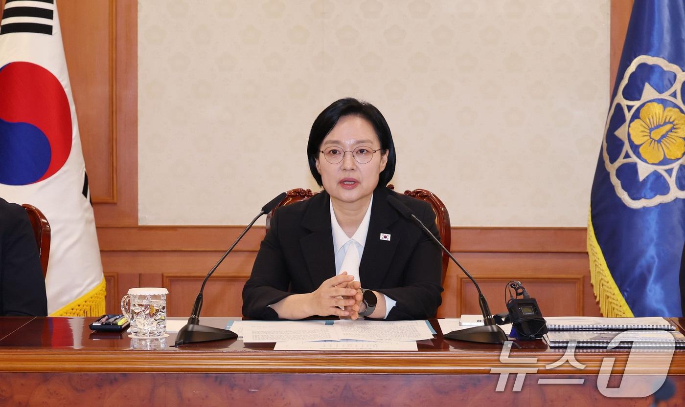 본문 이미지 - 한성숙 국무총리가 27일 서울 정부종합청사에서 열린 공공누리집(인터넷홈페이지) UI/UX위원회 회의에서 모두 발언하고 있다. 이날 회의에서는 LH 청약 개선방향, 중요 온라인 공공서비스 UI/UX 개선추진방안에 대해 논의한다. 2026.8.27 ⓒ 뉴스1 이종덕 기자