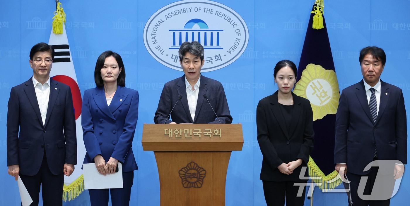 본문 이미지 - 윤건영 의원을 비롯한 더불어민주당 선관위 국조특위 위원들이 27일 서울 여의도 국회 소통관에서 6.3 지방선거 재검표 무산 관련 기자회견을 하고 있다. 2026.8.27 ⓒ 뉴스1 신웅수 기자