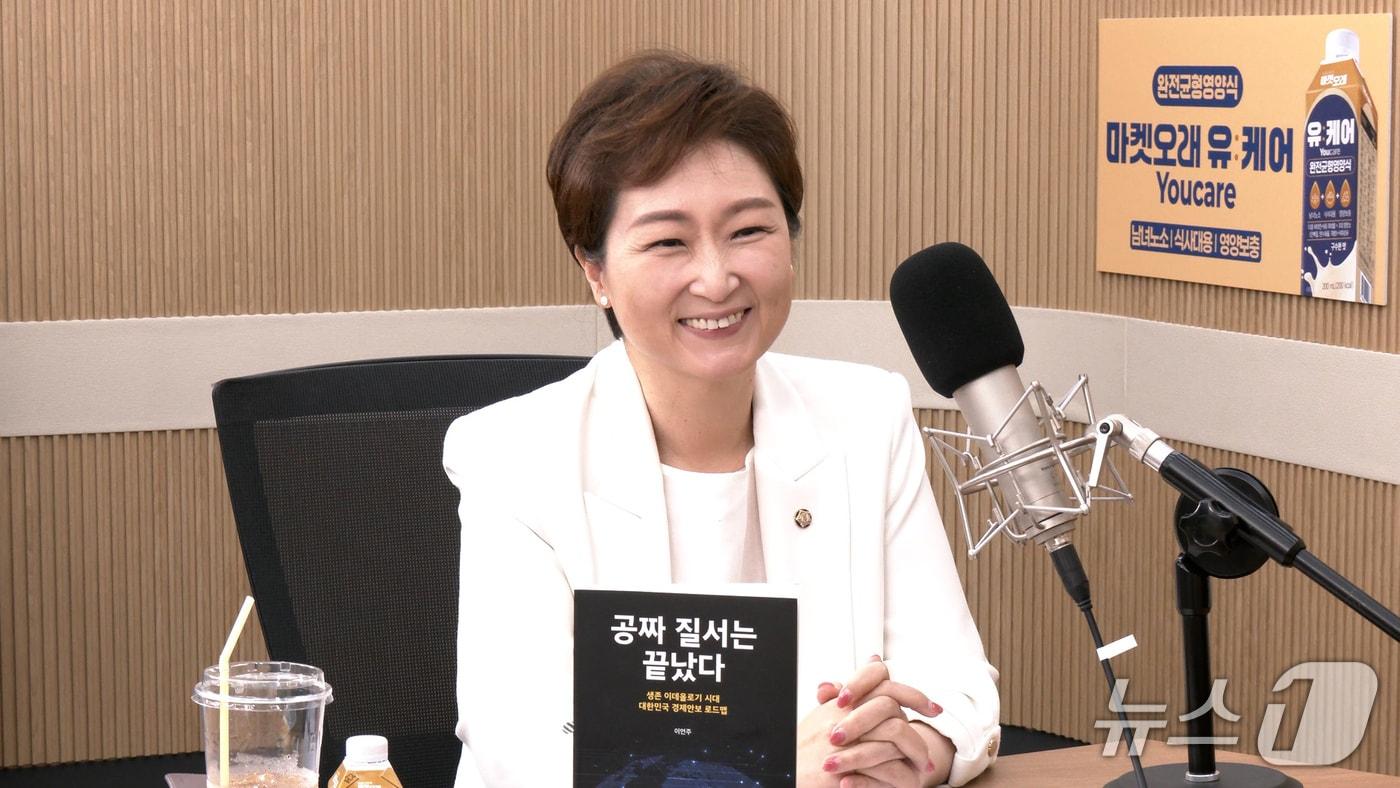 본문 이미지 - 뉴스1TV '팩트앤뷰'에 출연한 이언주 더불어민주당 의원. 2026.8.27./뉴스1
