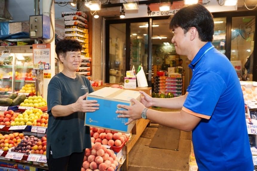 본문 이미지 - CJ대한통운이 경기 오산 오색시장에 두 번째 배송접수센터를 열고 전통시장에서 구매한 상품을 전국으로 배송하는 서비스를 확대한다. (CJ대한통운 제공)
